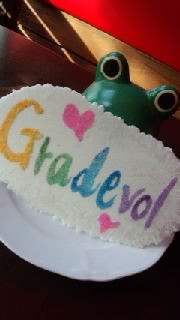 グラデのみんなにおみやげ。らくがきせんべぇなんて久しぶりにやりました！